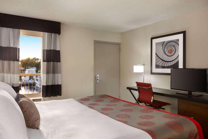 1 King Bed City View (1 of 14)