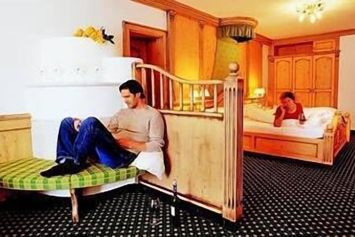 Room 10 of 24