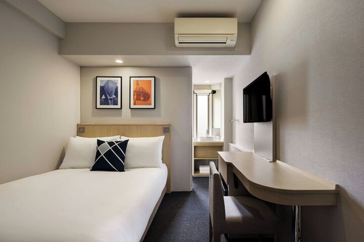 Room 5 of 16