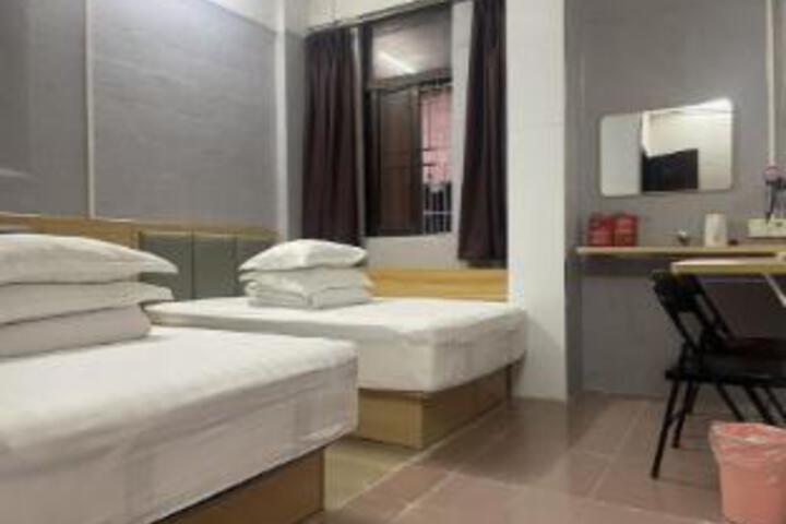 Room 4 of 6