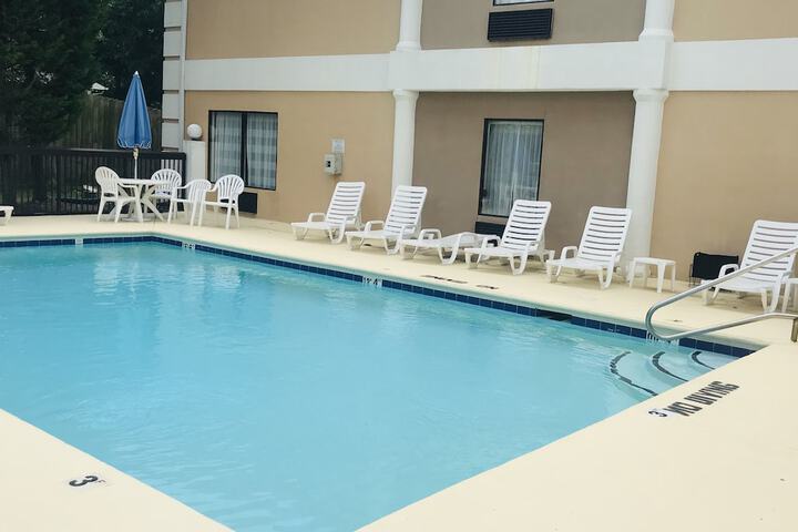 Indoor/outdoor pool