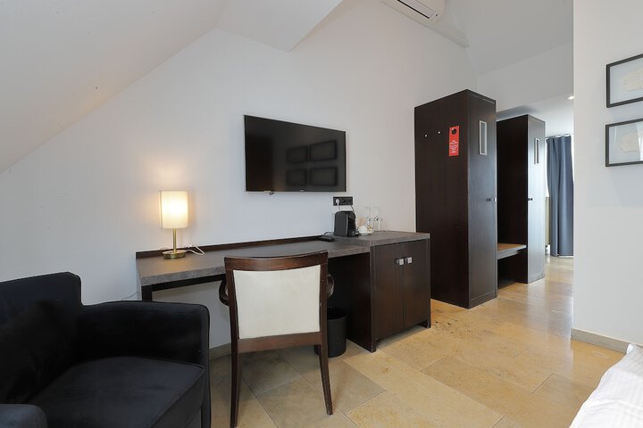 Room 7 of 28
