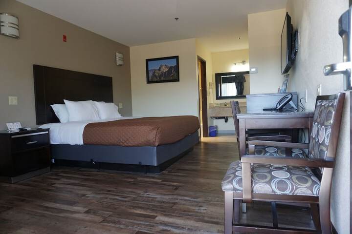 1 King Bed (5 of 14)