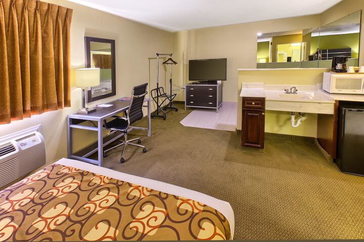 Accessible 1 Queen Bed (13 of 14)