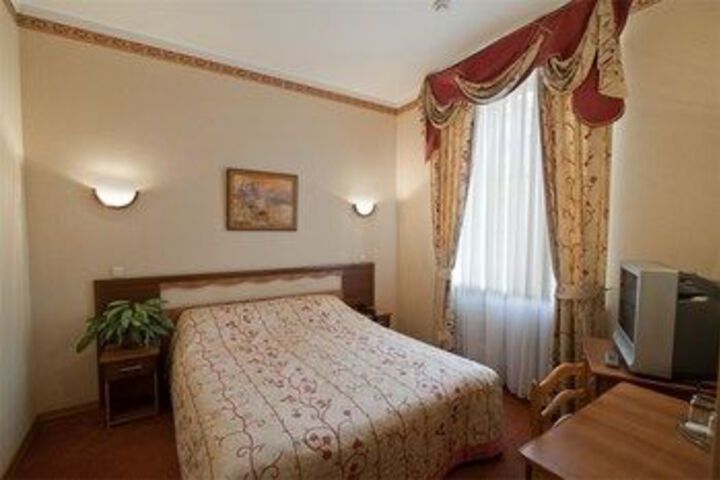 Room 9 of 37