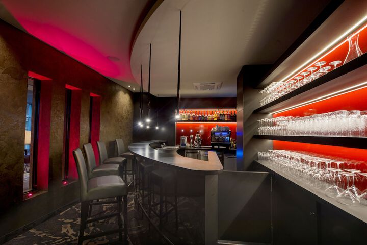 Lounge 103 of 139