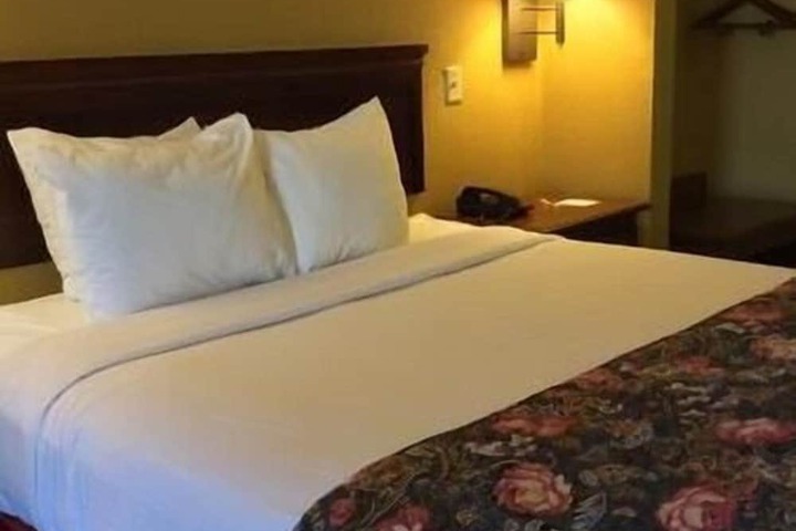 1 Queen Bed Mobility Accessible (25 of 27)