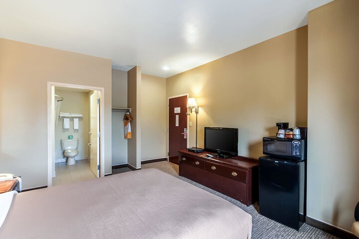 1 Queen Bed (6 of 10)