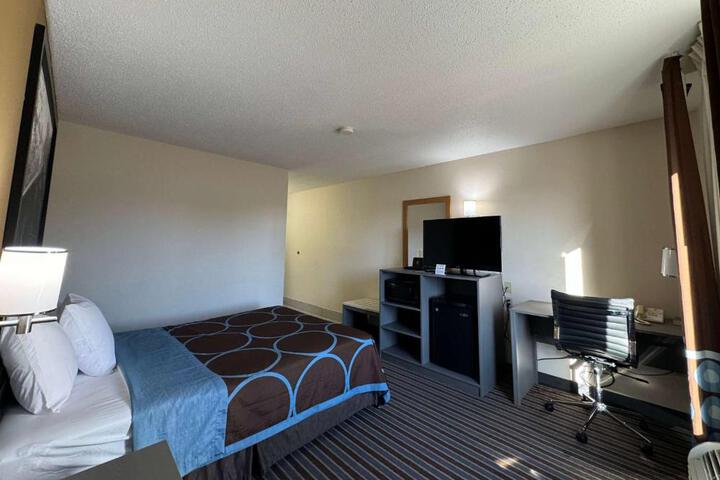 1 Queen Bed (3 of 23)
