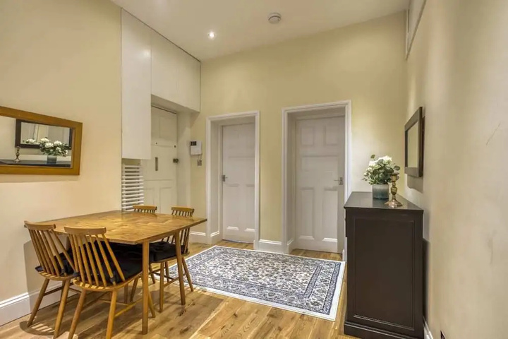 Spacious 2bed / 2bath Apt 5mins to Victoria St