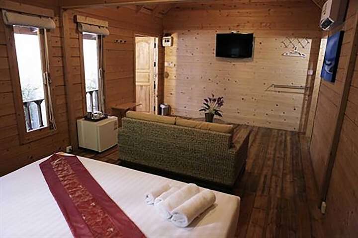 Room 8 of 100