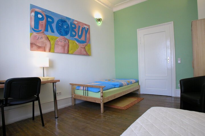 Room 8 of 12
