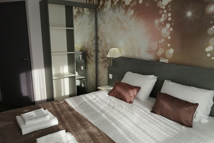 Room 7 of 33