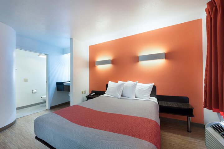 1 Queen Bed (1 of 8)