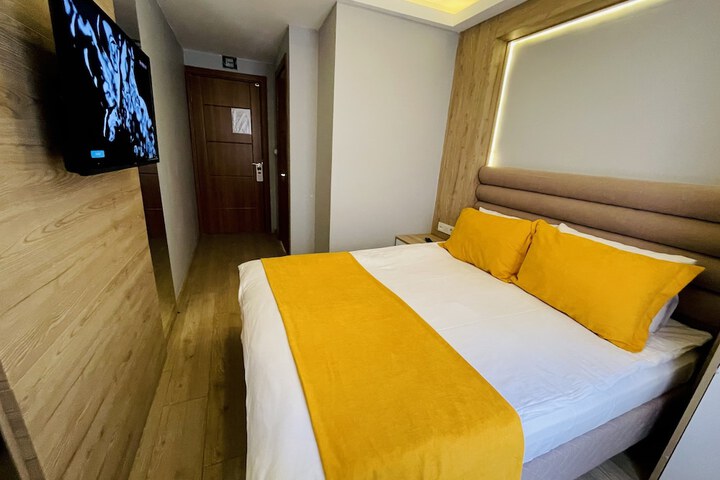 Room 9 of 34