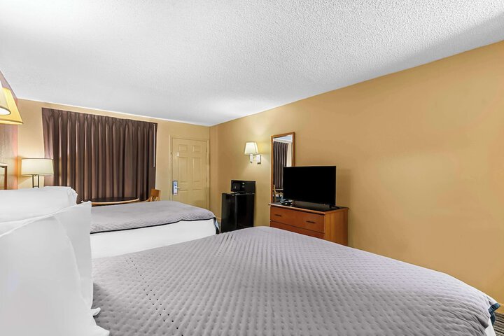 Standard Room, King or Two Doubles (4 of 10)