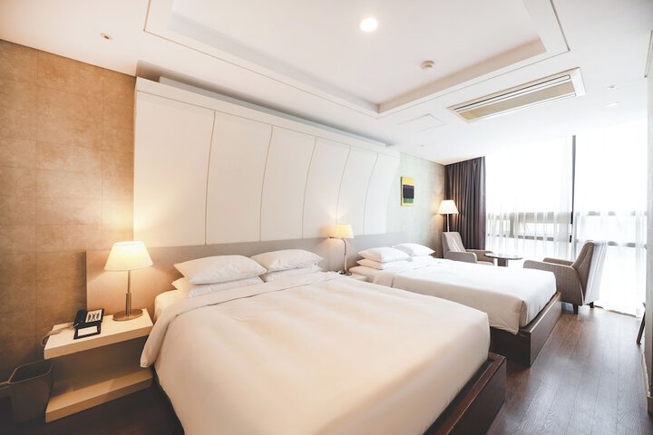 Room 52 of 151