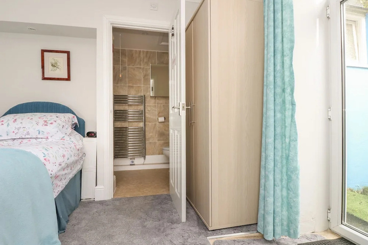 Room 6 of 14
