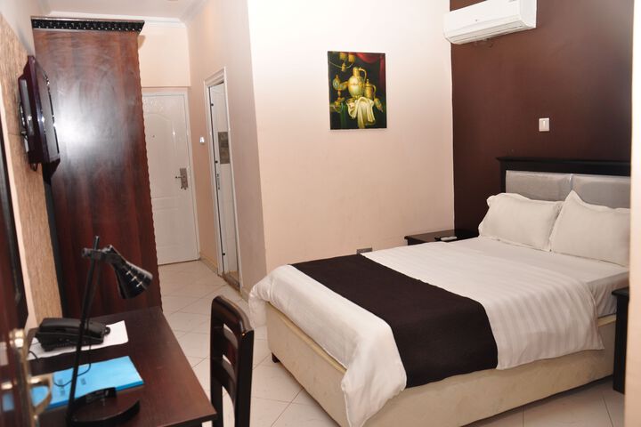 Room 18 of 27