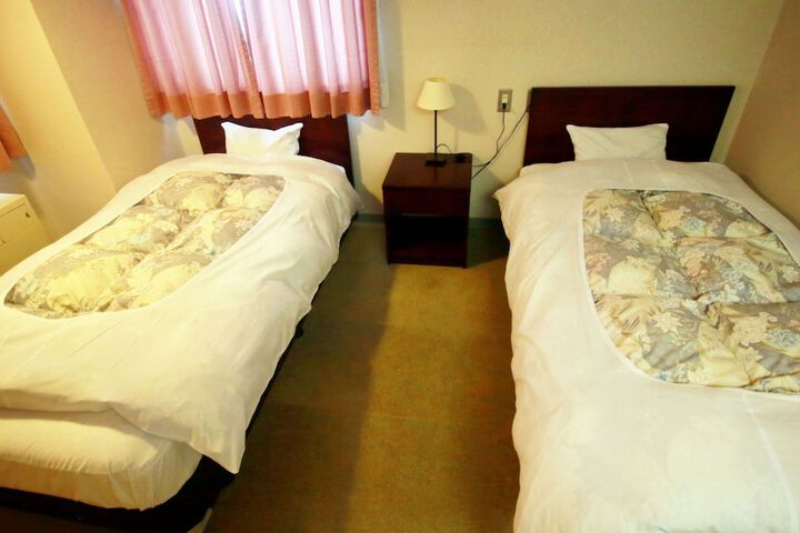 Room 4 of 32