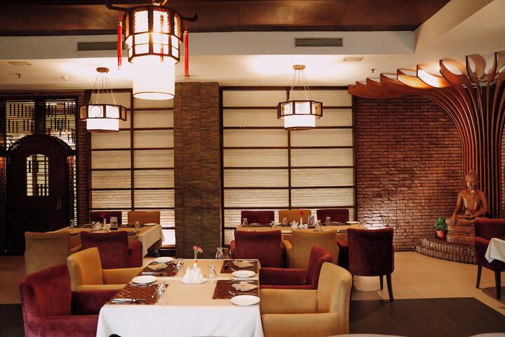 Dining 44 of 52