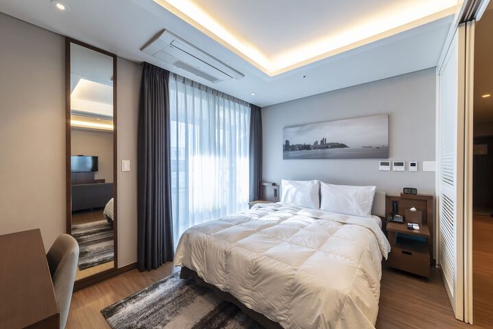 Room 8 of 18