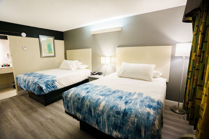 2 Queen Beds Work Desk Work Space Microwave and Refrigerator, Coffee and Tea Maker Full Breakfast (18 of 23)