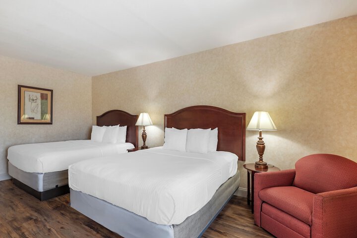 2 Queen Beds (11 of 16)