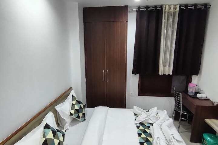 Room 5 of 18