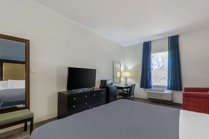 Room 8 of 33