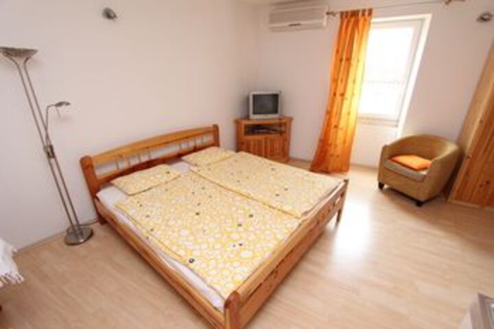 Room 13 of 42