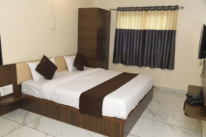 Room 4 of 33