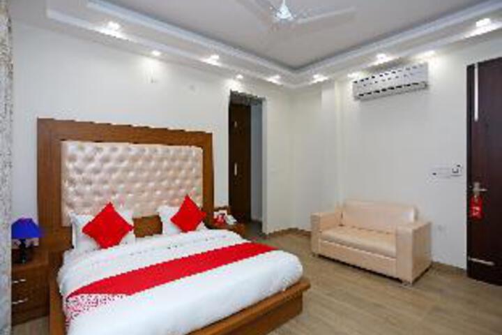 OYO 12692 Amexx Residency