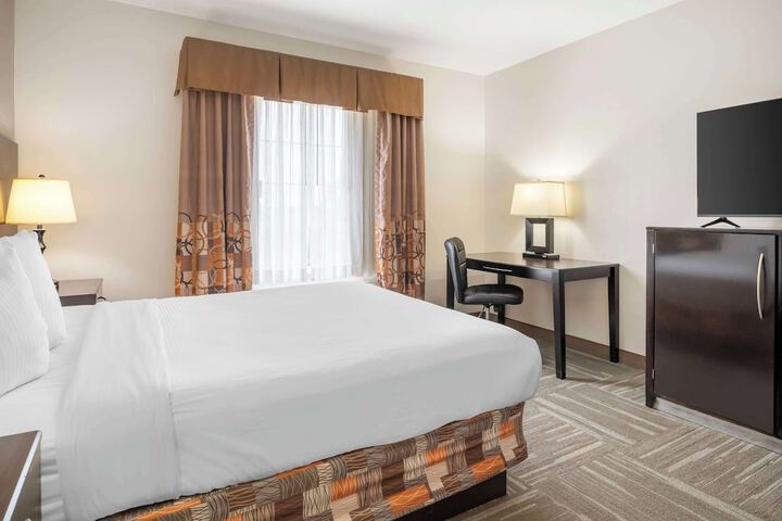 1 Queen Bed Microwave, Refrigerator High Speed Internet Accessible Full Breakfast (7 of 11)