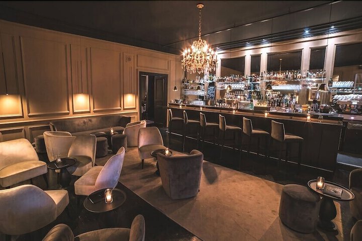 Lounge 29 of 64