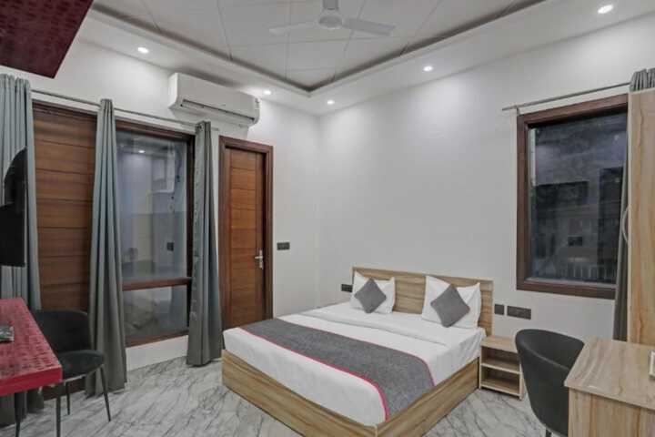 Room 4 of 10