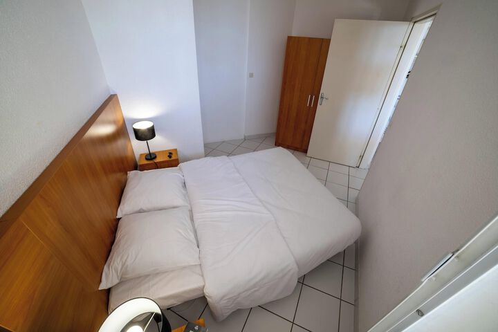 Room 9 of 48
