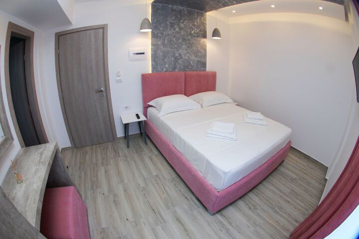 Room 18 of 103