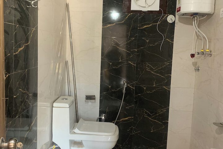 Room 7 of 16