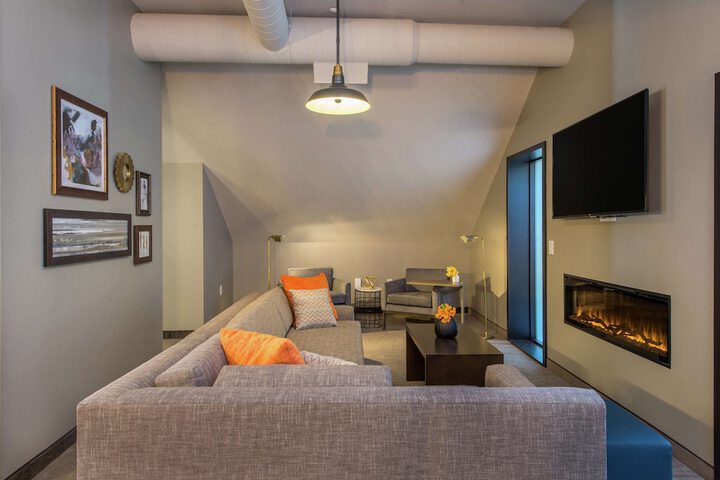 1 Queen Bed Main Building (24 of 29)