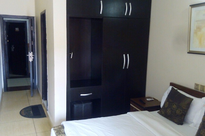 Room 4 of 32