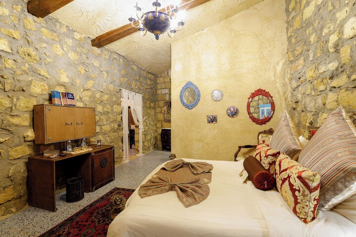 Room 74 of 214
