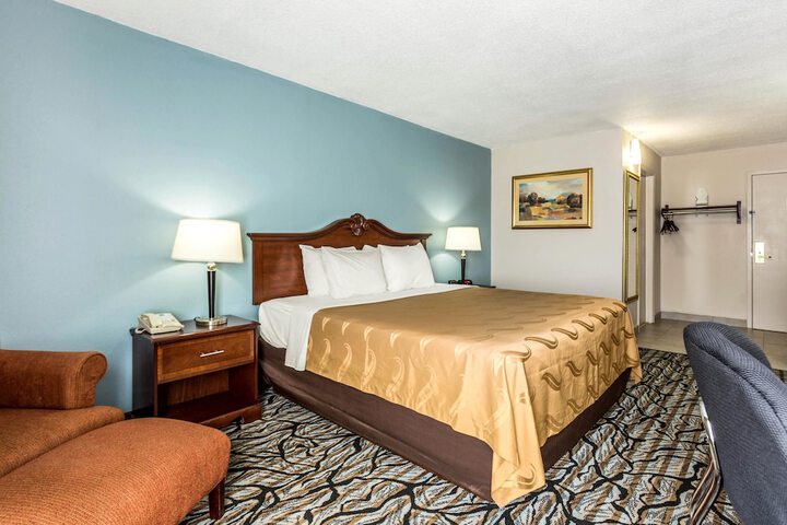 1 King Bed (10 of 15)