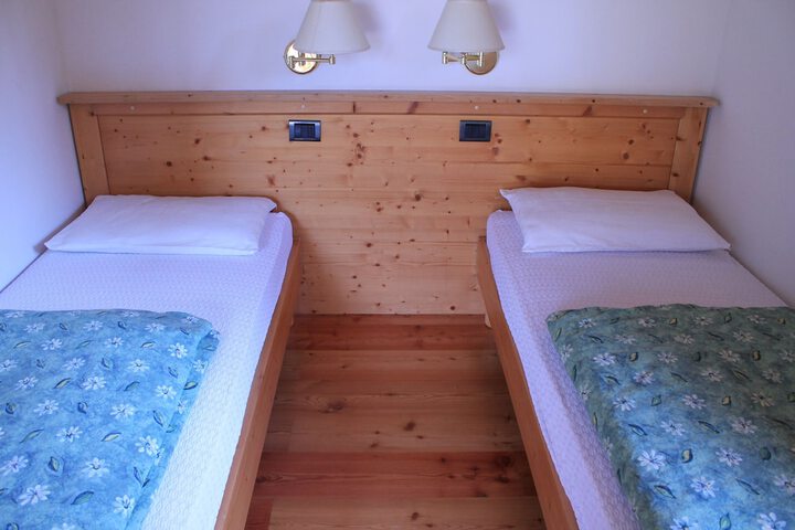 Room 4 of 32