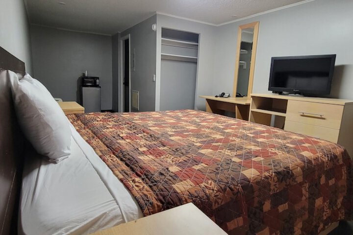 Deluxe King Bed (1 of 4)