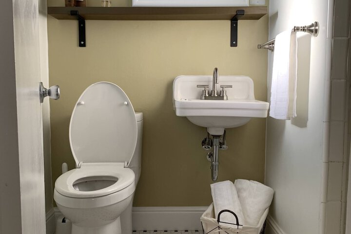 Room 7 of 9