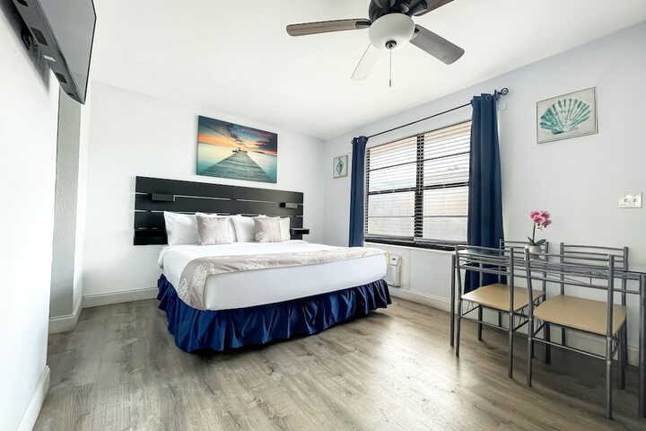 Studio Queen Bed (1 of 13)