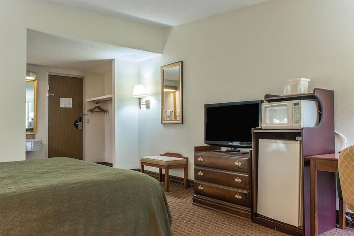 1 King Bed (8 of 9)