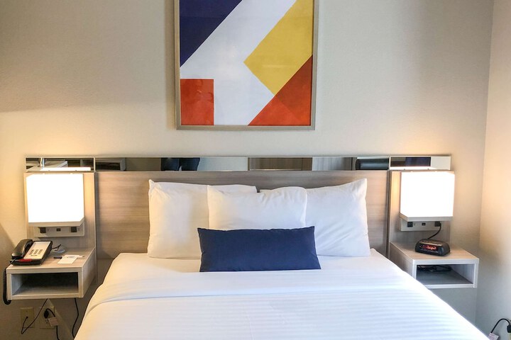 1 Queen Bed Accessible Room (8 of 20)