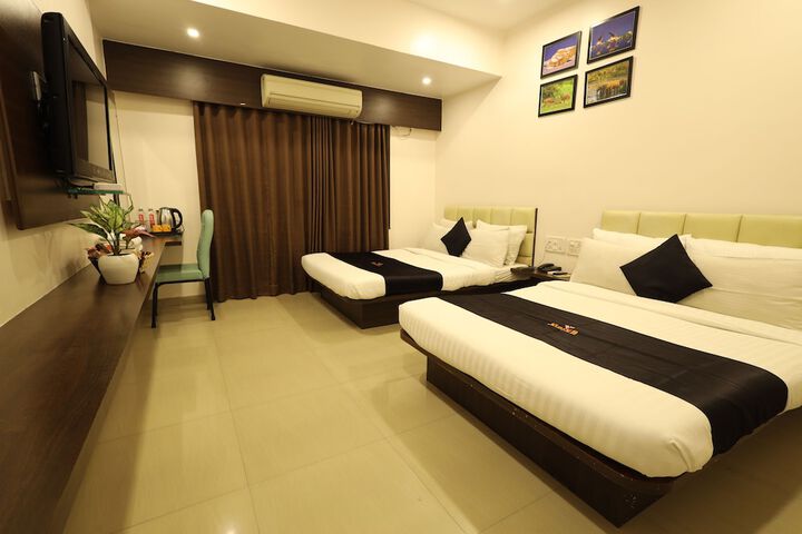 Room 6 of 12